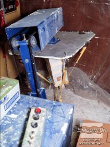 לחיצה להגדלת תמונה המכונה מסתובבת סביב ציר אנכי וציר אופקי בו זמנית ומבטיחה פיזור אחיד של הפוליאוריתן SmoothCast 65D® הנוזלי על כל משטחי התבנית.