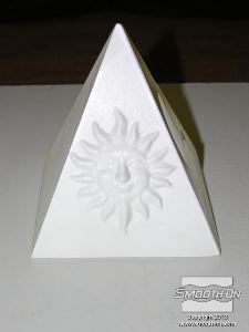 לחיצה להגדלת תמונה המודל המקורי עשוי הפוליאוריתן קשיח. המודל הודבק ללוח בסיס בעזרת דבק חם.