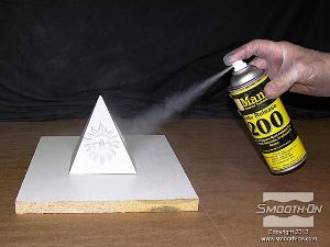 לחיצה להגדלת תמונה מרססים על המודל ועל לוח הבסיס חומר הפרדה לתבניות Ease Release 200.