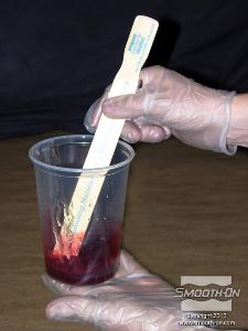 לחיצה להגדלת תמונה מערבבים את המקשה והבסיס במיכל ערבוב. מוסיפים לתערובת פיגמנט לפוליאוריתן SO-Strong אדום כדי להבטיח כיסוי טוב של המודל.