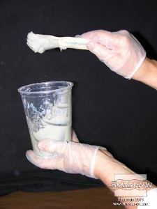 לחיצה להגדלת תמונה גומי הפוליאוריטן הסמיך ישמש ליצירת קו תפר עבה שיהיה ניתן לחתוך ולמילוי של זוויות שליליות במודל (אנדרקאטים).