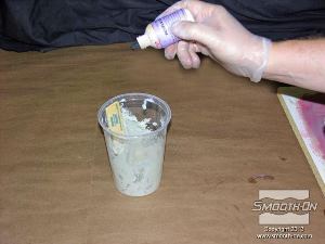 לחיצה להגדלת תמונה מוסיפים למנת הפוליאוריתן EZ ~ Mix® 40 הסמיך גם פיגמנט So-Strong שונה כדי להבדיל אותה מהשכבה הקודמת.