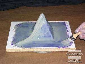 לחיצה להגדלת תמונה מורחים את שכבת הפוליאורתן EZ ~ Mix® 40 הרביעית והאחרונה על כל המודל והפלאנג'. מניחים לכל השכבות להתמצק במשך לפחות 16 שעות.