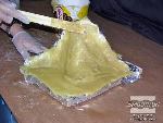 מערבבים פוליאורטין Plasti-Paste ומורחים על חצי התבנית הראשון. מניחים לחומר להתמצק במשך 90 דקות.