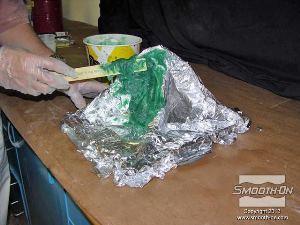 לחיצה להגדלת תמונה לאחר שחצי מעיל התמיכה מפוליאוריתן  Plasti-Paste® מתמצק לגמרי (כ-90 דקות), מסירים את מחיצת החימר LBT/NSP. מכסים גם את חצי התבנית השני ואת חצי המעיל המוצק בנייר אלומיניום לפני שמתחילים להכין את חצי מעיל התמיכה השני.