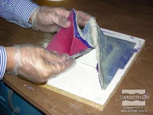 לחיצה להגדלת תמונה חותכים את קו התפר המעובה בעזרת סכין מנתחים וחולצים את המודל המקורי.