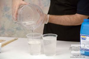 לחיצה להגדלת תמונה שופכים את תערובת החומרים השקופה לשתי כוסות פלסטיק ומניחים לסליקון Encapso® K להתמצק.