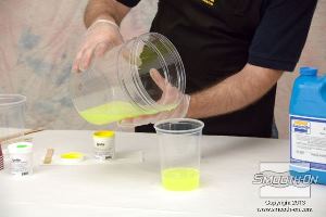 לחיצה להגדלת תמונה צובעים את החומר באחת הכוסות בפיגמנט פלואורוסנטי Ignite צהוב, כדי לחקות מראה של אננס. מניחים לחומר להתמצק.