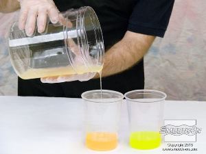 לחיצה להגדלת תמונה צובעים את החומר בכוס בפיגמנט פלואורוסנטי Ignite כתום, כדי לחקות מראה של תפוז. מניחים לחומר להתמצק.