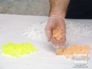 לחיצה להגדלת תמונה לאחר שהסיליקון Encapso® K הצבוע התמצק, מפוררים אותו לחתיכות כדי לדמות מראה של חתיכות פרי.