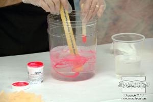 לחיצה להגדלת תמונה מוסיפים למנת ה סיליקון מספר טיפות של פיגמנט זרחני וורוד.