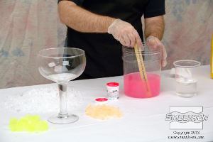 לחיצה להגדלת תמונה מערבבים את הפיגמנט Ignite עם סיליקון שקוף Encapso® K עד שמתקבלת תערובת בצבע אחיד.