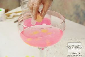 לחיצה להגדלת תמונה צרירה (אנקפסולציה) של חתיכות סיליקון דמוי פרי בכוס תוסיף מימד של ריאליזם למשקה הדמה.