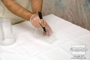 לחיצה להגדלת תמונה מסמנים קו על כוס מדידה כדי לסייע בשקילת הרכיבים של סיליקון שקוף קריסטלי לאנקפסולציה (צרירה) Encapso® K.