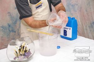 לחיצה להגדלת תמונה מודדים כמות שווה של מקשה סיליקון שקוף ללכידת חפצים Encapso® K ומעבירים למיכל הערבוב הגדול.