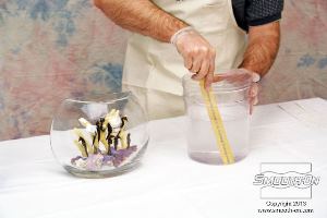 לחיצה להגדלת תמונה מערבבים את הבסיס והמקשה במשך 5 דקות תוך גירוד תחתית וצידי המיכל מפעם לפעם.