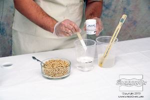 לחיצה להגדלת תמונה מוסיפים לסיליקון Encapso® K פיגמנט Silc-Pig לבן כדי לדמות מראה של חלב.