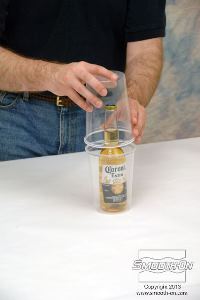 לחיצה להגדלת תמונה משתמשים בשתי כוסות חד פעמיות בגודל 900 גרם כדי להכיל את ה סיליקון שקוף כמו מים Encapso® K בזמן שהוא הופך מנוזל למוצק.