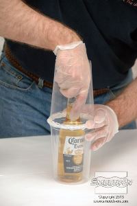 לחיצה להגדלת תמונה מאבטחים את הבקבוק לכוס בעזרת דבק חם.