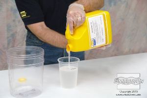 לחיצה להגדלת תמונה מנערים את מיכל הבסיס של סיליקון שקוף כמו מים Encapso® K לפני שמודדים אותו.