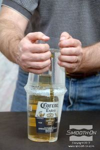 לחיצה להגדלת תמונה מניחים לסיליקון Encapso® K להתמצק במשך 24 שעות. לאחר כן, חותכים בזהירות את כוסות הפלסטיק.