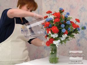 לחיצה להגדלת תמונה שופכים את ה סיליקון השקוף Encapso® K לאט ובזהירות עד לגובה הרצוי.