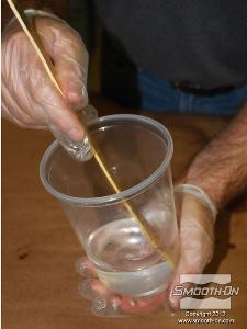 לחיצה להגדלת תמונה שופכים את שני המרכיבים למיכל ערבוב גדול ומערבבים בקפידה.