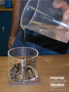 לחיצה להגדלת תמונה כדי למנוע מהטרנטולה לצוף בסיליקון, ראשית שופכים כמות קטנה של חומר כך שמכסים את העכביש בערך עד אמצע הרגלים ותחתית הגוף.