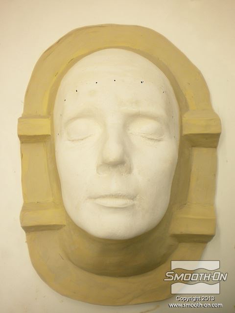 מכינים מסיכת גבס של הצד החיצוני של פני המודל ותומכים בה בעזרת חימר. החימר מספק תמיכה מכאנית וגם כמפתח נעילה עבור התבנית.