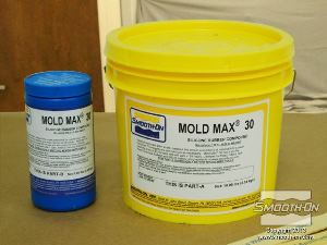 לחיצה להגדלת תמונה עבור יצירת תבנית שתעתיק את מסכת הגבס, משתמשים בגומי סיליקון Mold Max® 30.