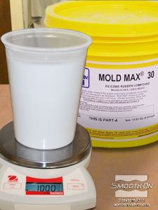 לחיצה להגדלת תמונה יחס הערבוב של סיליקון ליציקה Mold Max® 30 הוא 100A:10B לפי משקל. עבור מסכה זו מודדים 1000 גרם של בסיס בעזרת משקל גרמים מדוייק.