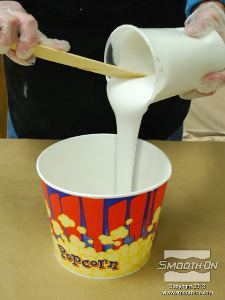 לחיצה להגדלת תמונה שופכים את הבסיס למיכל ערבוב גדול.