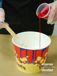 לחיצה להגדלת תמונה מוסיפים למיכל הערבוב גם את המקשה. מערבבים ביסודיות ומגרדים גם את תחתית וצידי המיכל, עד שמתקבל צבע אחיד.