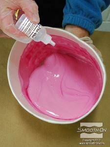 לחיצה להגדלת תמונה מוסיפים למיכל גם מסמיך לסיליקון Thi-Vex כדי שיהיה ניתן למרוח את הגומי בעזרת מברשת.