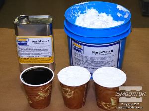 לחיצה להגדלת תמונה כדי להכין מעיל תמיכה, משתמשים ב פוליאוריטן קשיח מחוזק בסיבים Plasti-Paste® II. יחס הערבוב הוא 1A:2B לפי נפח. מורחים 2 שכבות כדי להגיע לעובי מספיק (מודדים וערבבים את השכבות בנפרד).