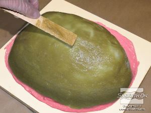 לחיצה להגדלת תמונה מורחים את ה פוליאוריטן קשיח Plasti-Paste® II על הצד החיצוני של תבנית סליקון מולד מקס Mold Max , מכסים את כל שטח הפנים החשוף. כאשר השכבה הראשונה נעשית דביקה (Tacky), מורחים את השכבה השניה.