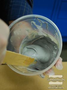 לחיצה להגדלת תמונה מערבבים את הבסיס והמקשה ביסודיות. מגרדים את החומר מתחתית וצידי המיכל.