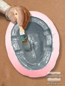 לחיצה להגדלת תמונה מורחים בעזרת מברשת את האפוקסי EpoxAcoat האפור בתוך תבנית הסיליקון. לאחר שהאפוקסי נעשה במקרם דביק (tacky) מורחים שכבה שניה על שכבת האפוקסי הראשונה.