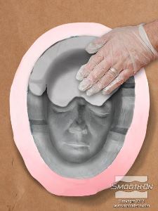 לחיצה להגדלת תמונה שמים את שכבת בצק אפוקסי Free Form® Air על שכבת אפוקסי הEpoxAcoat כשהיא מרקם טאקי (Tacky - דביק).