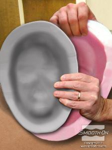 לחיצה להגדלת תמונה לאחר שיציקת האפוקסי מתקשה מוציאים אותה מתבנית הסיליקון ומכינים אותה לפיסול הפרטים הרצויים.