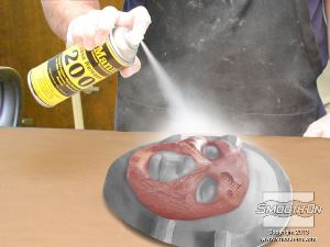 לחיצה להגדלת תמונה לאחר שמסיימים להכין את הפרטים על גבי החימר, מרססים על יציקת האפוקסי עם החימר חומר הפרדה Ease Release® 200. לאחר שחומר ההפרדה מתייבש מרססים עוד שכבה.