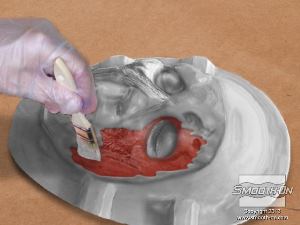 לחיצה להגדלת תמונה מערבבים ומורחים אפוקסי EpoxAcoat על היציקה והחימר, כדי להכין תבנית שני חצאים.