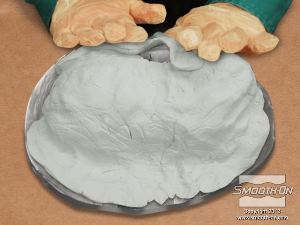 לחיצה להגדלת תמונה מערבבים כמות שווה של בסיס ומקשה אפוקסי Free Form® Air עד שמתקבל צבע אחיד. מסדרים אתה בצק האפוקסי על שכבת הEpoxAcoat האפור כדי לספק לה תמיכה. מניחים בצק האפוקסי להתמצק במשך 4 שעות.