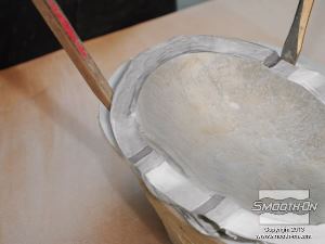 לחיצה להגדלת תמונה לאחר שהחומר מתמצק מפרידים בעדינות בין שכבות האפוקסי ומוציאים את חתיכת החימר המפוסלת.