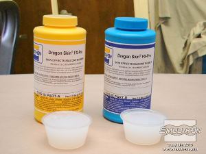 לחיצה להגדלת תמונה עבור הכנת שכבת הבסיס של מסיכת הזומבי משתמשים בסיליקון רך ליציקה  Dragon Skin® FX-Pro. יחס הערבוב של החומר הוא 1:1 לפי נפח.