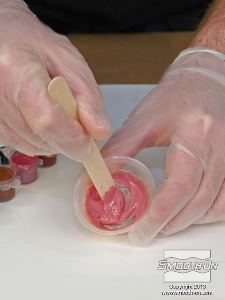 לחיצה להגדלת תמונה מוסיפים פיגמנט לסיליקון Silc Pig בצבע דם למקשה של ה סיליקון Dragon Skin® FX-Pro .