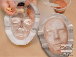 לחיצה להגדלת תמונה מורחים בעזרת מברשת את הסיליקון על שני חצאי התבנית (הזכר והנקבה)..