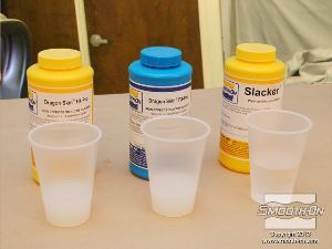 לחיצה להגדלת תמונה שכבת הסיליקון הבאה היא רכה ומכינים אותה מ50 גרם בסיס של סיליקון גמיש ליציקה Dragon Skin® FX-Pro® עם 50 גרם מקשה ו100 גרם מרכך לסיליקון SLACKER שגורם למרקם ה סיליקון להיות  דמוי-עור.