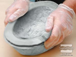 לחיצה להגדלת תמונה סוגרים את התבנית למשך שעה כדי לאפשר לסיליקון Dragon Skin® FX-Pro להתמצק לגמרי