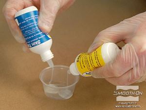 לחיצה להגדלת תמונה עבור הדבקת המסיכה על פני המודל, מערבבים את שני החלקים של דבק סיליקון לגוף Skin Tite  ביחס ערבוב 1:1 לפי נפח.